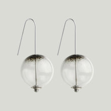 Load image into Gallery viewer, Small globe glass earrings black
